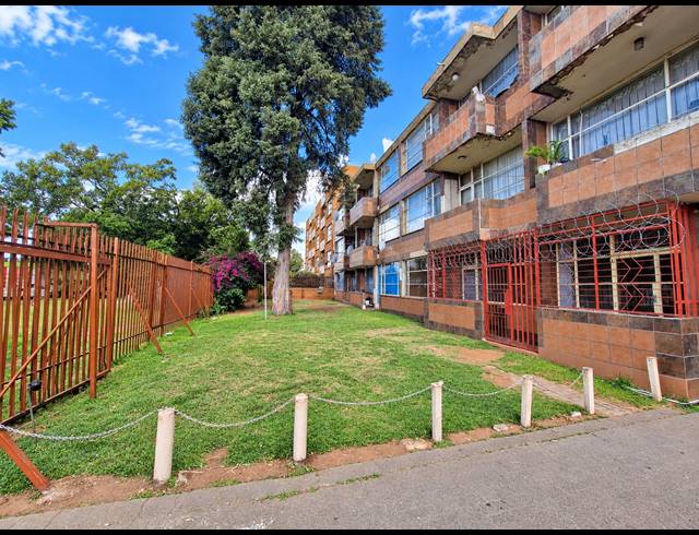 2 BEDROOM FLAT FOR SALE IN VEREENIGING CENTRAL